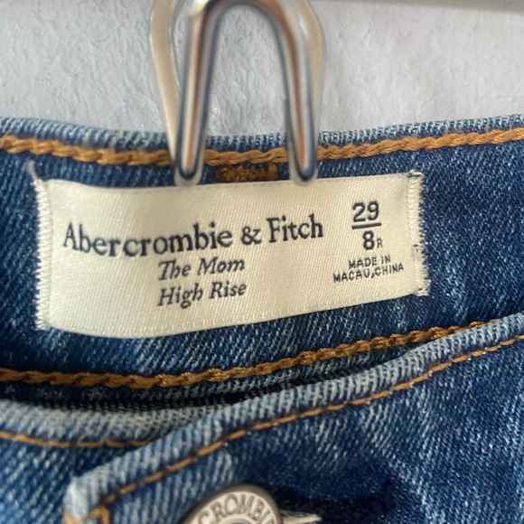 Abercrombie & Fitch The Mom HIgh Rise Distressed Jean Size 8 - Picture 7 of 9